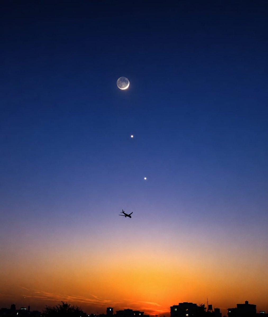 moondailys's tweet photo. Moon, Saturn and Jupiter https://t.co/TSfYCgS7uE