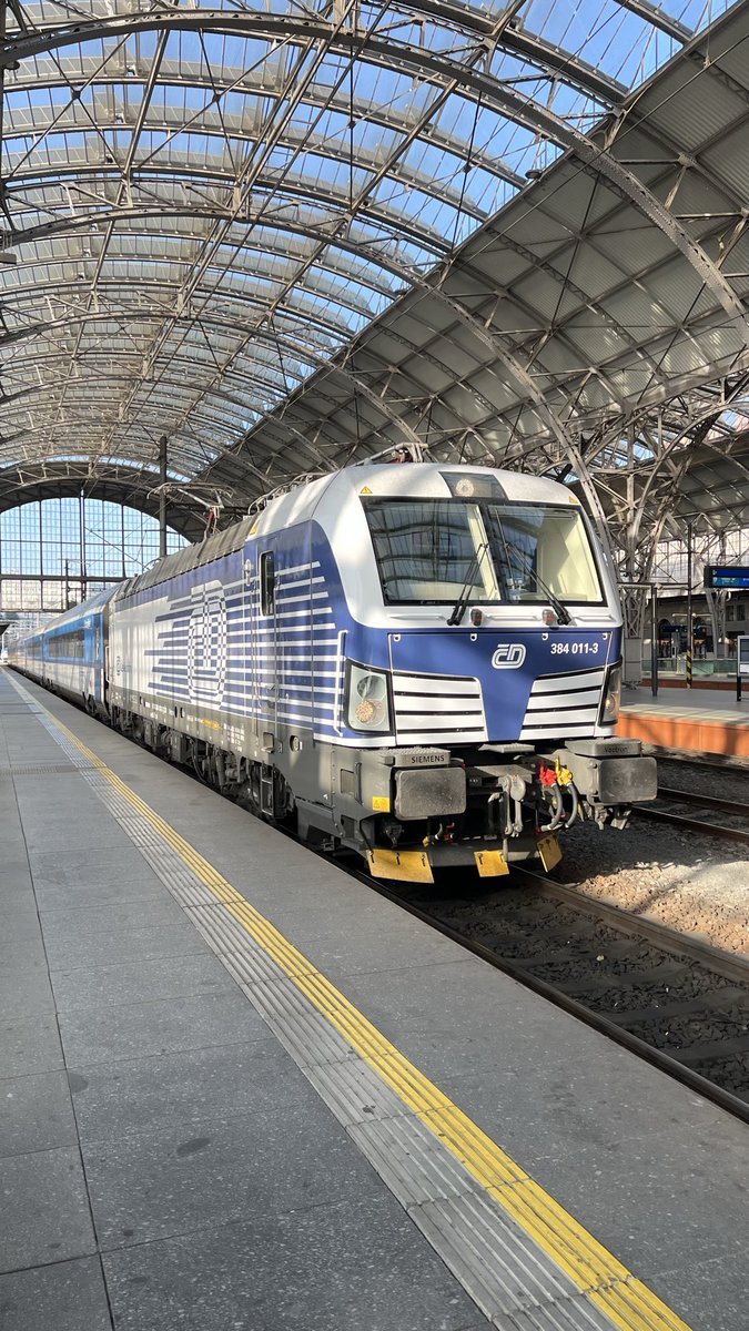 PetrMader73's tweet photo. Dnes jedu 2x s @ceskedrahy_ . První z Prahy do Brna. Souprava RailJet tažená vectronem 384. Proč? Zpátky jedu soupravou ComfortJet s taurusem 1216. Proč? Proč tedy máme ucelené kompaktní soupravy a jede to z rozdílnými lokomotivami. https://t.co/FaCUbRKvPo