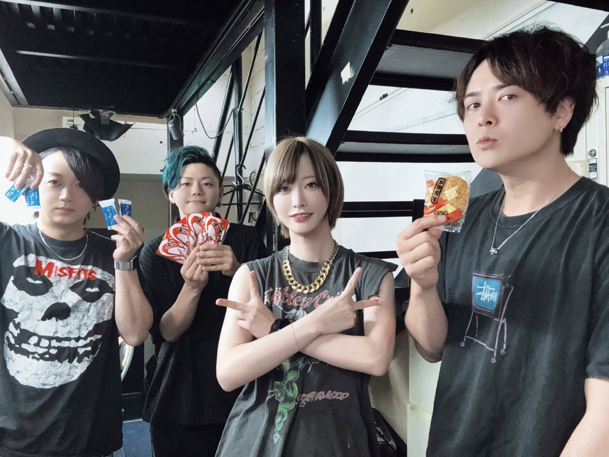 msrir512's tweet photo. 柏PALOOZA #ひのばんど でした！
呼んでくれたASH FRASTに感謝！
そしてあの場で音楽受け取ってくれたあなたに感謝☺️✨

初めて物販来てくれた人もたくさん！🫶
ワンマンチケットも手に取っていただけました🥺
本当に嬉しい。ありがとう😭

絶対いい日つくるから、また会えるん楽しみにしとるね！🙌 https://t.co/QQIeo9vUYJ