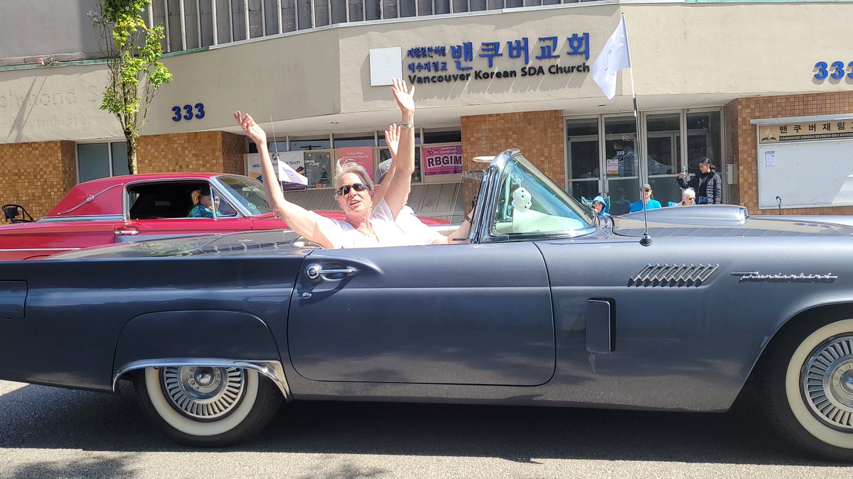 Paradeguy's tweet photo. The @HyackFestival international parade. A world class Parade on a super nice day. Thank you for an amazing show.

@BusinessAreasBC @NewWestPD @NWMuseumArchive @newwestrec @New_Westminster @NewWestTimes https://t.co/CLSP7XYEd0