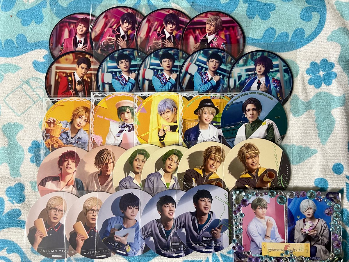 ousirou's tweet photo. 【交換】エーステ　アニカフェ　コースター　ホログラムポートレート　フォトカ　特典

《譲》画像参照

《求》全て今弾＞過去弾（ポトレは今弾のみ）
ポトレ：千景＞密
コースター：千景＞莇＞九門 密
特典：千景＞九門 莇 密

＊25日池袋手渡しor郵送交換 https://t.co/k46Pdbe6qE