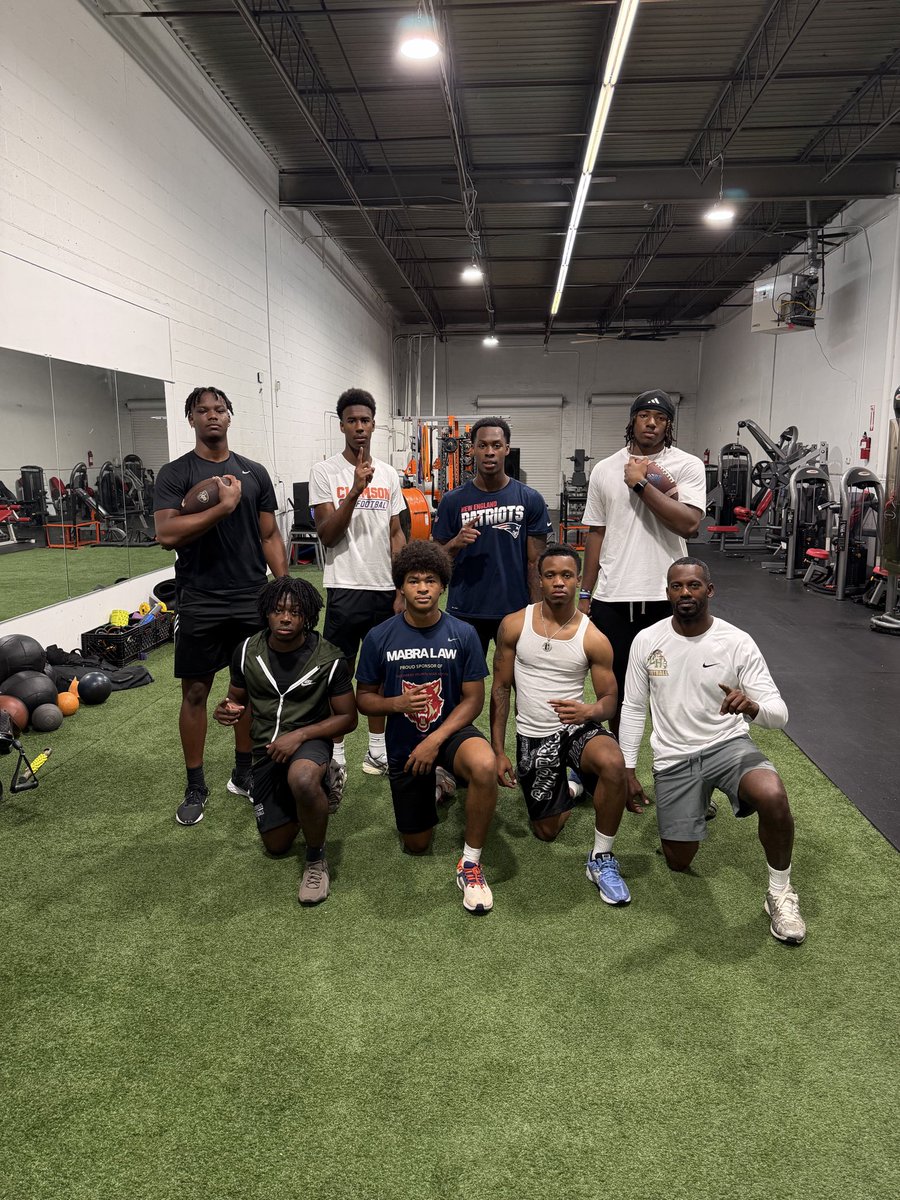 CoachStro84's tweet photo. Saturday Catching Session‼️ #StroLab #RouteRunning #WRTraining @DreamRashadQB @SevenRashad_WR @kayden5miller @OlaJ_Hunter @Justin_2shifty @SantiagoJones @dwhitetosmooth https://t.co/xloHJd53d4