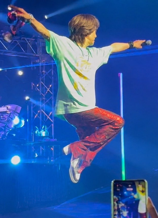 illusionshooter's tweet photo. #エレナイネタバレ26
手前の方の後頭部を加工で消したら飛んでるHIROができあがりました https://t.co/2KPd15ndGP