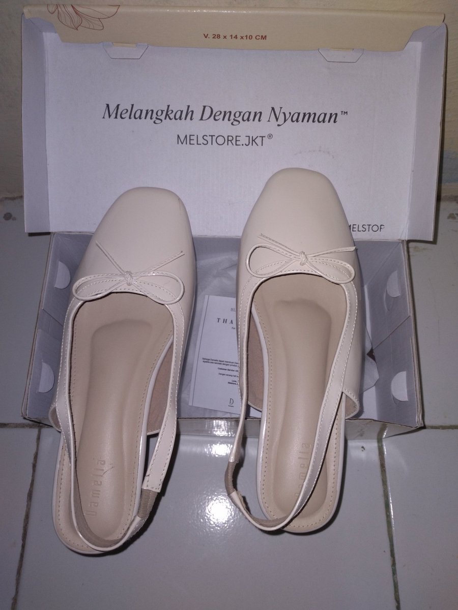 mathactax's tweet photo. baru pertama kali beli heels yang empuk, enak, nyaman dan ga lecet dikaki. ada tali di belakang dan pita di depan makin cantik 💙🤍. dapet kartu garansi selama 30 hari loff bangetttt 💗💗
ohiya aku pilih warna ivory yaa

link : https://t.co/f9AwSQScWx https://t.co/2bT24OX9M1