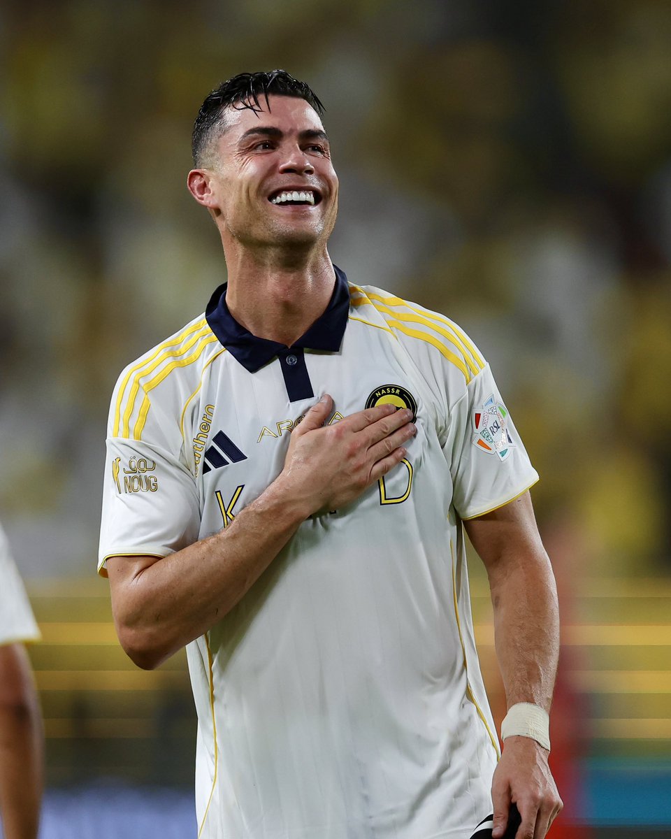 south_sa's tweet photo. للأمانه الموسم هذا انا مذهول من رونالدو صدمني بشكل ايجابي الي سواه بالصيف والشتوية لن ينساه المشجع النصراوي ابدا لذلك رونالدو أوجد مكانه تاريخية حقيقيه مع العالمي كتبها بماء من ذهب لن تمحى من صفحات التاريخ .. 
رونالدو الأفضل في التاريخ يحمل الذهب مع ( النصر ) 💛💙 . https://t.co/J444WXainq