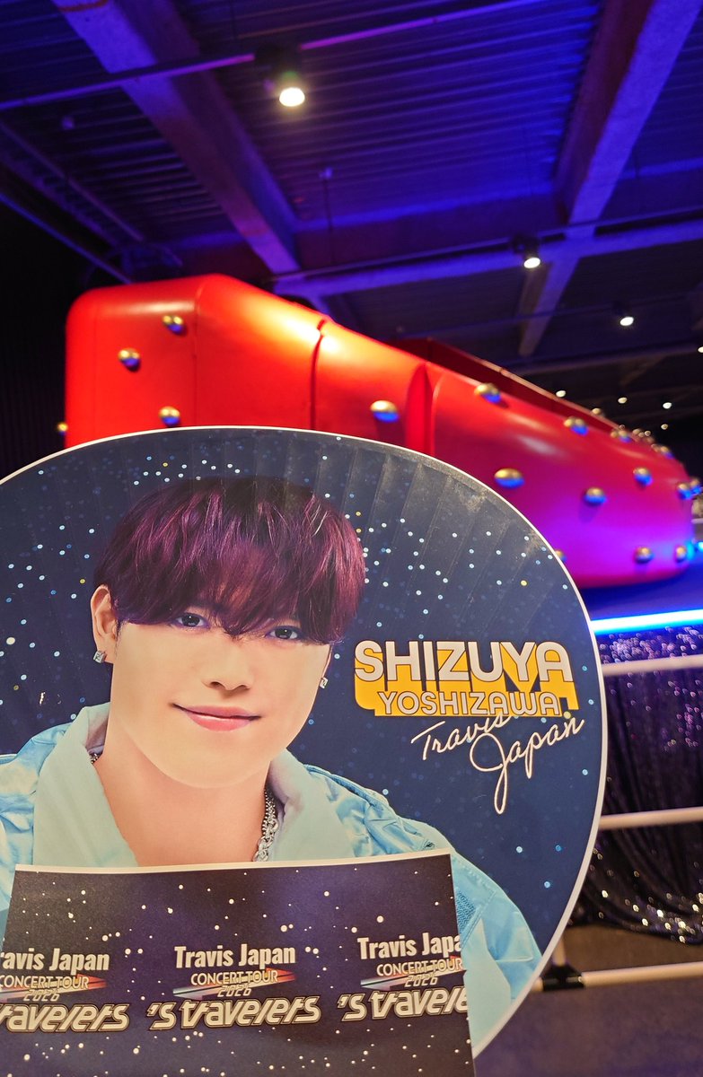 0rain_candy0's tweet photo. まさかの最終公演のせーさくかいほー当たるなんて思わなかったし、見切れてたけど楽しかった。
センターのモニター？開くときスタッフさんが手動で動かしてるのねって席でした。
スタッフさんもメンバーもお疲れ様です。 https://t.co/yWAOK07bnk