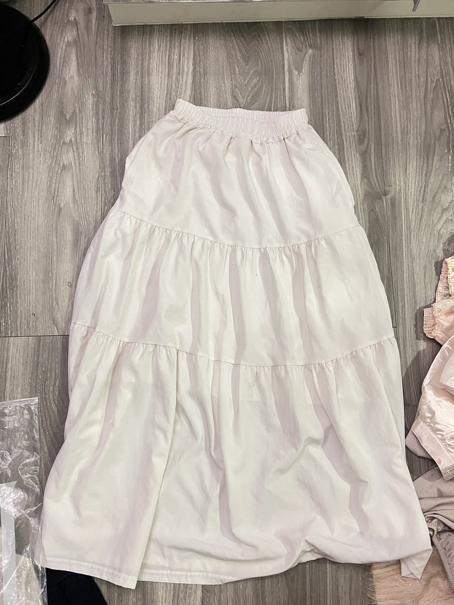 fallengodindark's tweet photo. กระโปรงยาว เอวfree size 

s,m 

60 https://t.co/9qdtdBAo5W