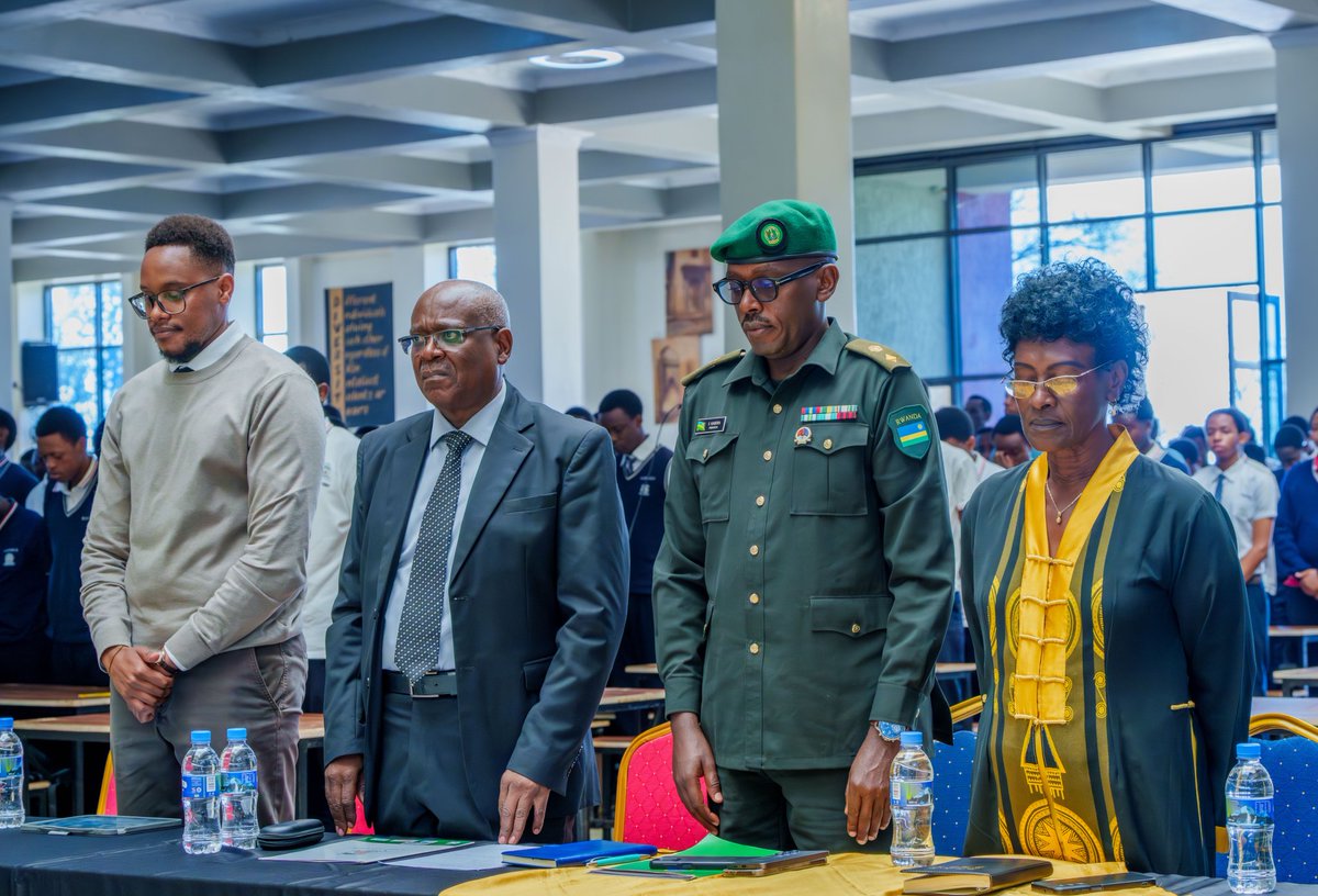 umunotanews's tweet photo. Kuri iki cyumweru, Umuvugizi Wungirije w’Ingabo z’u Rwanda, Lt Col Simon Kabera,  yifatanyije n’abanyeshuri n’abarimu barenga bo mu ishuri rya Nu-Vision High School, mu guha icyubahiro abazize Jenoside yakorewe Abatutsi mu 1994.

 Yabasobanuriyeye ibyiciro Jenoside yakorewe Abatutsi yateguwemo ikanashyirwa mu bikorwa, anagaragaza uruhare Ingabo za RPA zagize mu guhagarika Jenoside yakorewe Abatutsi mu gihe amahanga yananiwe gutabara. #UmunotaNews