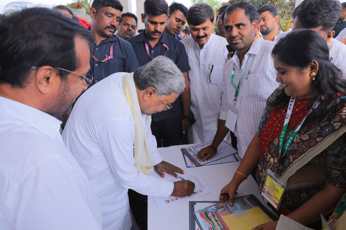 siddaramaiah's tweet photo. ಕರ್ನಾಟಕ ಪ್ರದೇಶ ಕಾಂಗ್ರೆಸ್ ಸಮಿತಿ ನಂದಿಬೆಟ್ಟ ರಸ್ತೆಯ ಖಾಸಗಿ ಹೋಟೆಲ್ ನಲ್ಲಿ‌ ಆಯೋಜಿಸಿದ್ದ "ಕಾಂಗ್ರೆಸ್ ನಡೆ-ಮತ ರಕ್ಷಣೆಯ ಕಡೆ" ಜಾಗೃತಿ ಕಾರ್ಯಾಗಾರದಲ್ಲಿ ಭಾಗವಹಿಸಿದೆ. 

ಎಐಸಿಸಿ ಪ್ರಧಾನ ಕಾರ್ಯದರ್ಶಿ, ರಾಜ್ಯ ಉಸ್ತುವಾರಿ ರಣದೀಪ್ ಸಿಂಗ್ ಸುರ್ಜೇವಾಲ, ಕೆಪಿಸಿಸಿ ಅಧ್ಯಕ್ಷರು, ಉಪಮುಖ್ಯಮಂತ್ರಿಗಳು ಆದ ಡಿ.ಕೆ.ಶಿವಕುಮಾರ್ ಸೇರಿ ಸಂಪುಟದ ಎಲ್ಲಾ ಸಚಿವರು, ಶಾಸಕರುಗಳು, ವಿಧಾನ ಪರಿಷತ್ ಸದಸ್ಯರುಗಳು, ಪಕ್ಷದ ಹಿರಿಯ ಮುಖಂಡರುಗಳು ಹಾಗೂ ಆಹ್ವಾನಿತ ನಾಯಕರುಗಳು ಕಾರ್ಯಕ್ರಮದಲ್ಲಿ ಉಪಸ್ಥಿತರಿದ್ದರು.