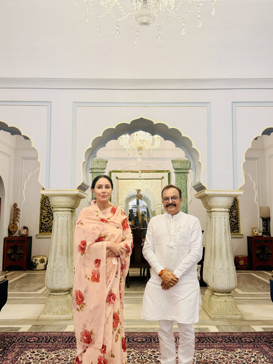 MandanAjit's tweet photo. प्रदेश की माननीय उप-मुख्यमंत्री श्रीमती @KumariDiya जी से आज उनके निवास सिटी-पैलेस पर स्नेहल भेंट की 

#DiyaKumari #Jaipur #CityPalace https://t.co/0diqYXtxmj