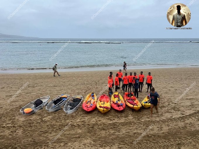 LadyAfro17's tweet photo. 24 maggio 2026, Spagna
IL BUONISMO IN UNA FOTO
Lezioni di kayak per minori non accompagnati appena sbarcati, finanziate con le nostre tasse.
Domani a lavorare, devi pagare il corso di Kayak agli illegali.
#24maggio #Spagna #UE
#EU #UUEE #EurasiaNews
#Illegals #Clandestine
https://t.co/yb2EMA2ppA