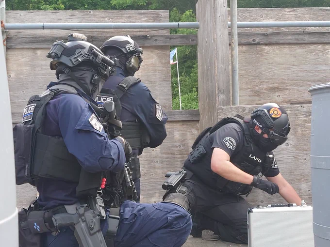アイザーさん()主催の #SWATSquadDrill 2.5に参加させていただきました。 とてもアツくて楽しいゲームでした。ありがとうございました。 うちの創作装備で合わせていただいた3名の方々にも感謝! それからマスターガンナーでまさかの優勝しました。素敵な盾と景品ありがとうございます!