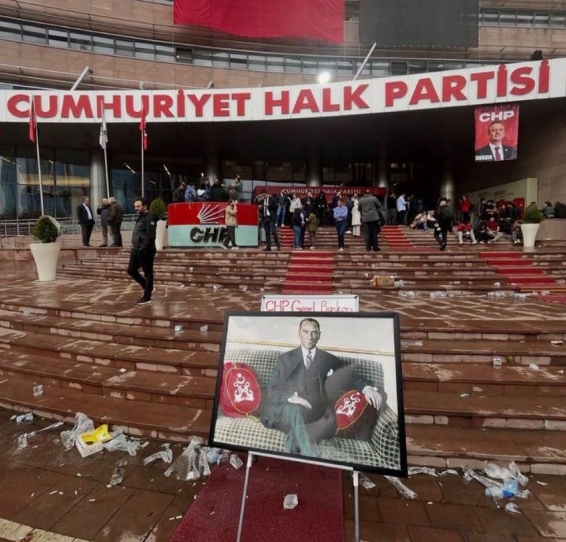 halktvcomtr's tweet photo. Polis baskını düzenlenen CHP Genel Merkezi'nde tarihi kare

https://t.co/JuPw9MQ0EP https://t.co/nba0Rg1ikY