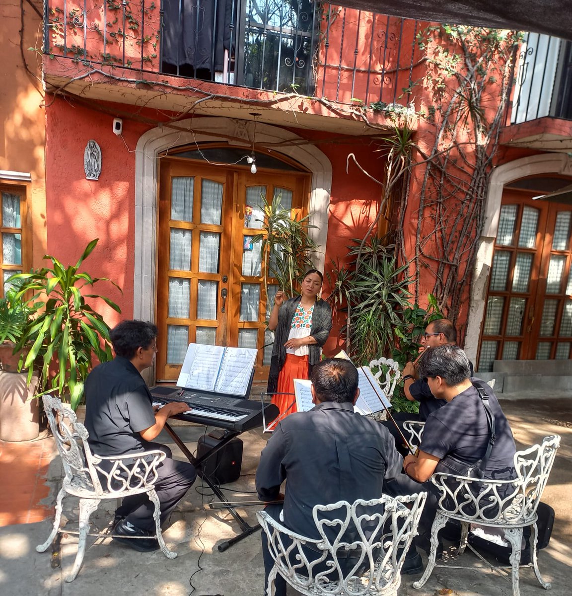edithortiz_'s tweet photo. Agradezco a Cultura Autoctona Xochimilco Autoctona Xochimilco por la invitación, al Patronato del Barrio de Santo Tomás Xochimilco Oaxaca, muchas gracias  a todos por sus atenciones y sigamos fortaleciendo  esos lazos culturales  que nos une. https://t.co/RnrtKGHrPA
