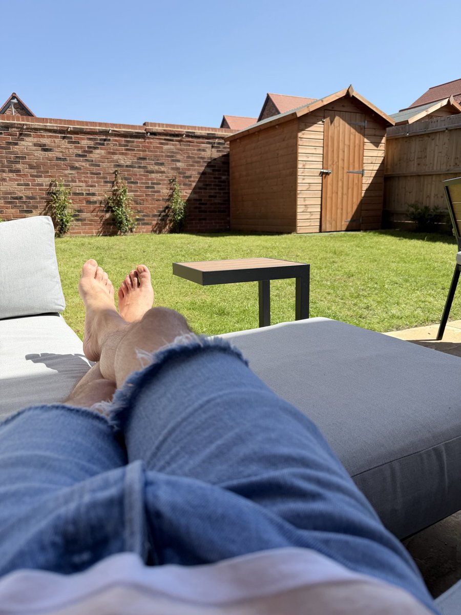 halfblood's tweet photo. This is the UK NOW: 28 degrees and sunny AF! #LoveThisForMe https://t.co/eILJHFPygQ