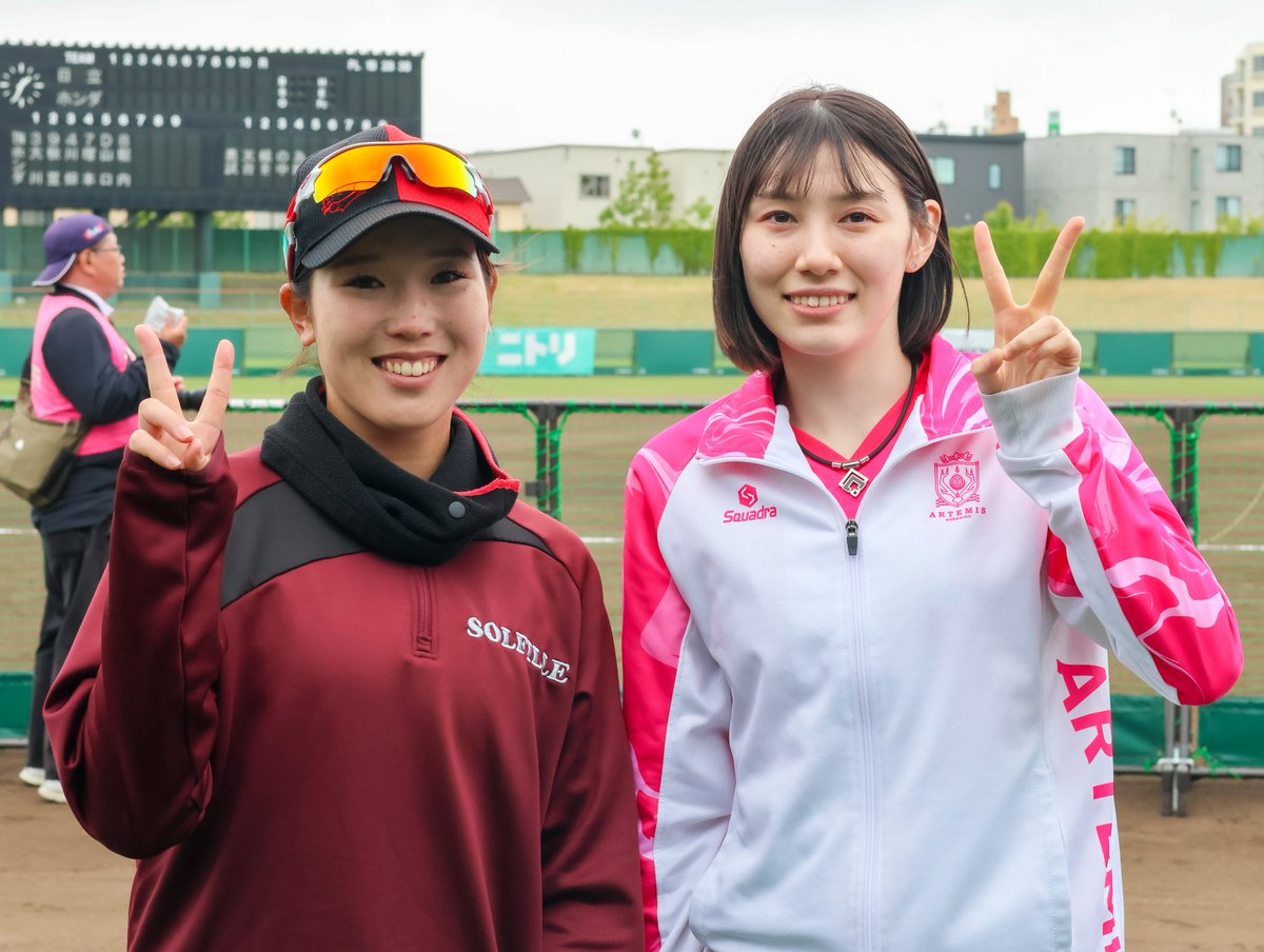 ArtemisHokkaido's tweet photo. 5/24(日)に開催されました、JDリーグ『ニトリ JD.LEAGUE2026 お、ねだん以上。ニトリDAY 札幌ラウンド』にて#山田菜那光 選手が1試合目のファーストピッチを務めさせていただきました🥎✨

#太陽誘電ソルフィーユ #曽根はん奈 選手がファーストピッチの練習をサポートしてくださり、本番に臨むことができました！
曽根選手ありがとうございました！💖

本日はJDリーグでのファーストピッチという貴重な経験をさせていただき、ありがとうございました！🥎✨

#ニトリJDリーグ #アルテミス北海道 #Vリーグ