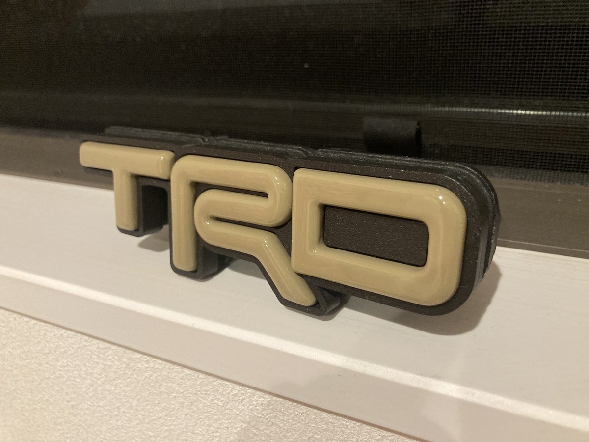 tylrock's tweet photo. ちょっと高かったけど、アメリカきらの逆輸入品のグリルエンブレム！！
まぁね、ヴィッツのグリルの形状に微妙に合わなくて付けれなかったけどね(笑)！！
でもなんとかしてつけたい！！ https://t.co/NXPrbXFkVL