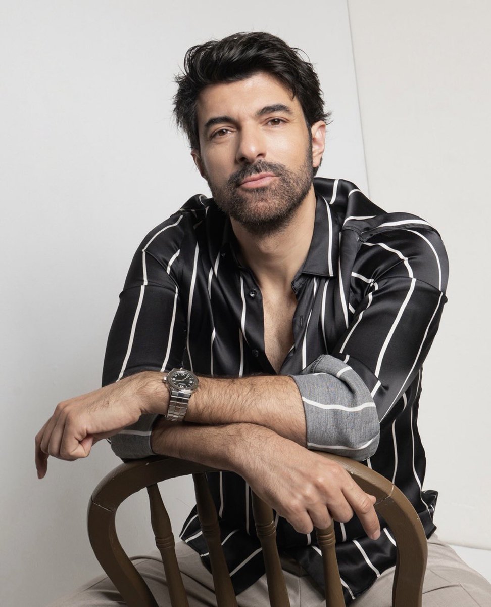 MarFranceEA1's tweet photo. Et après #Cannes2026, on savoure cet entretien #EnginAkyürek #Isimsiz #OldMoney2 et ces petits détails qui sont et font Engin Bey que l'on apprécie ! Merci @hakangence https://t.co/uyDv9Hwq9g