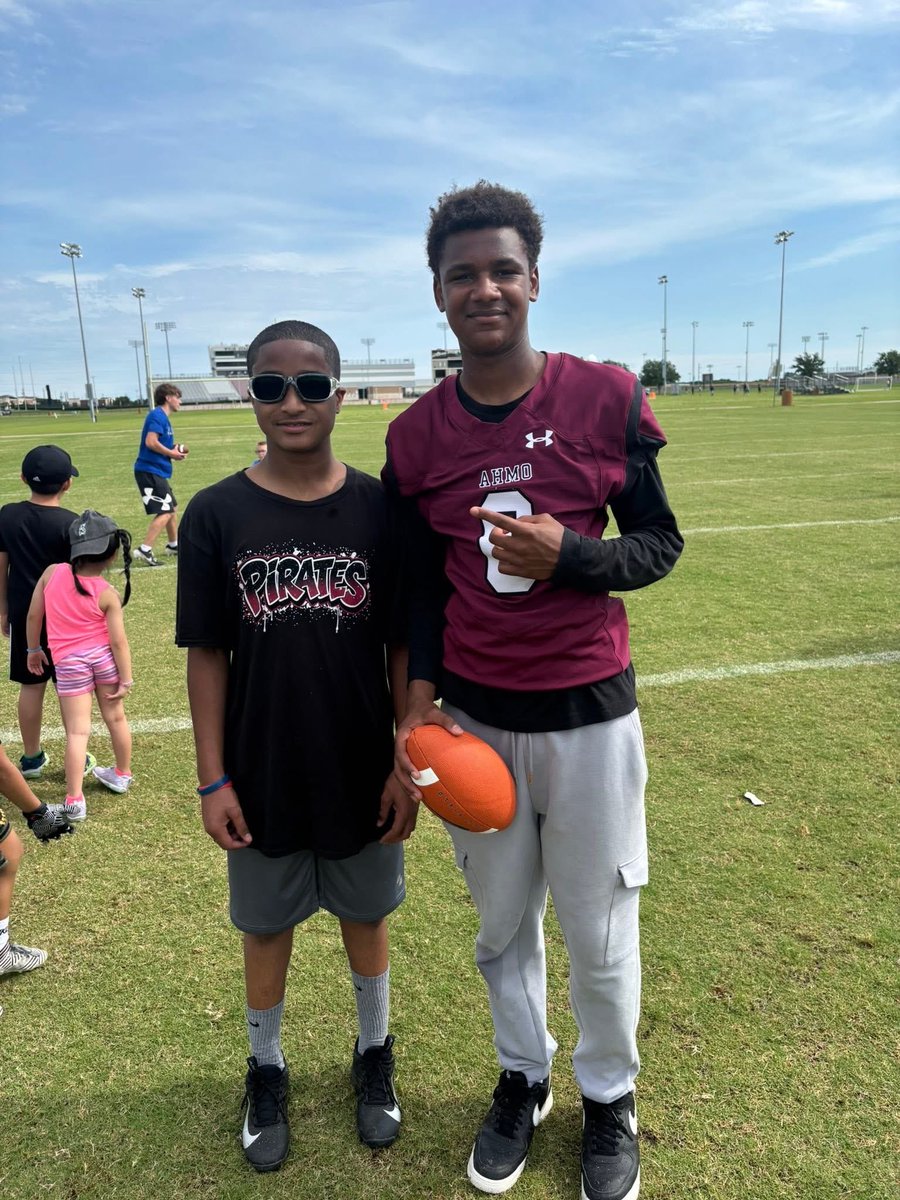 JaidynButler_'s tweet photo. Giving back to the community and the little league I played in as a kid! 
#community #Wylieway #AHMO https://t.co/501K9NYXph