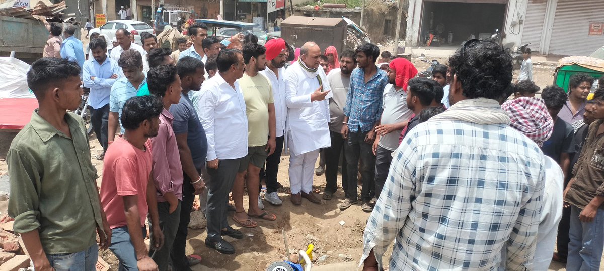 baljeet_INC's tweet photo. मुजेसर के आज़ाद नगर में अंडरपास निर्माण के नाम पर गरीब परिवारों के आशियाने तोड़े जाने के बाद कल पीड़ित परिवारों के बीच पहुंचकर उनकी समस्याएं सुनीं। 44° की भीषण गर्मी में लोगों को बेघर करना बेहद अमानवीय है। https://t.co/w9J8446T8N