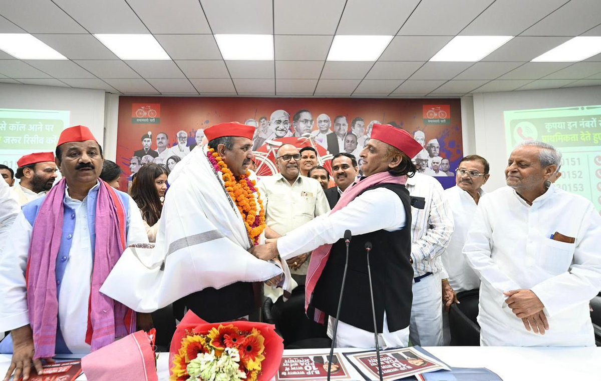samajwadiparty's tweet photo. समाजवादी पार्टी, उत्तर प्रदेश
19, विक्रमादित्य मार्ग, लखनऊ
प्रकाशन/प्रसारण हेतु-    दिनांकः24.05.2026
    समाजवादी पार्टी के पार्षद श्री ललित किशोर तिवारी ने लम्बी कानूनी लड़ाई के बाद लखनऊ उत्तर विधानसभा क्षेत्र के फैजुल्लागंज वार्ड-73 से विजयी घोषित होकर आज अपने पद की शपथ लेने के बाद समाजवादी पार्टी के राज्य मुख्यालय में आकर समाजवादी पार्टी के राष्ट्रीय अध्यक्ष एवं पूर्व मुख्यमंत्री श्री अखिलेश यादव से भेंट कर उनका आशीर्वाद लिया। इस अवसर पर पूर्व कैबिनेट मंत्री श्री राजेन्द्र चौधरी एवं समाजवादी पार्टी के प्रदेश अध्यक्ष श्री श्याम लाल पाल भी मौजूद रहे।
    श्री अखिलेश यादव ने श्री ललित किशोर तिवारी के पार्षद बनने पर बधाई दी और कहा कि यह न्यायालय की जीत है। उन्होंने श्री तिवारी से जनसेवा करते हुए 2027 के विधानसभा चुनाव में समाजवादी पार्टी की जीत के लिए जुटने को कहा। श्री तिवारी ने अपने चुनाव संघर्ष में समाजवादी पार्टी के समर्थन-सहयोग के लिए धन्यवाद दिया और श्री अखिलेश यादव के मुख्यमंत्रित्व में समाजवादी पार्टी की सरकार 2027 में पुनः बनाने का संकल्प लिया।
    श्री ललित किशोर तिवारी के साथ नगर निगम, लखनऊ में पार्षद दल के नेता श्री कामरान बेग, उत्तर विधानसभा प्रभारी सुश्री पूजा शुक्ला तथा पार्षद श्री नदीम खान, गुलशन अब्बास ने भी श्री अखिलेश यादव से भेंट की।
    इस अवसर पर सर्वश्री देवी बक्स सिंह एडवोकेट, डॉ. हमजा बिलाल, शैलेंद्र वर्मा, सुधीर मौर्य, रमेश भाई, सहित एडवोकेटगण करूणेश तिवारी, सत्य नारायण, सतेन्द्र सिंह, आलोक यादव, सत्य नारायण यादव, राम सुफल, संजय पटेल, सिराज अहमद, दिलीप पाठक, प्रत्यूष तिवारी, हिमांशु शुक्ल, रमन वर्मा, अरविन्द पाठक तथा अचल तिवारी, अभिषेक तिवारी, ज्ञानेन्द्र शुक्ला, अमित शुक्ला, शोभित अवस्थी, मानस तिवारी आदि की उपस्थिति उल्लेखनीय रही।
          (राजेन्द्र चौधरी)
            मुख्य प्रवक्ता