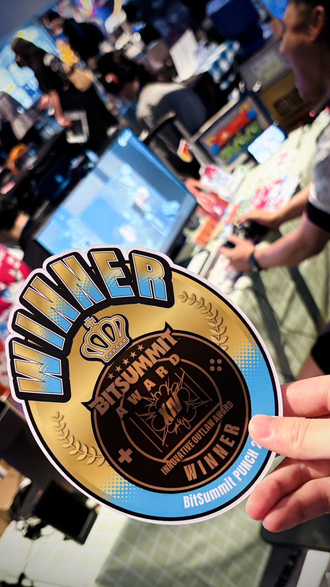 samirin33's tweet photo. というわけで #BitSummitPUNCH 3日間の展示を完遂しました！！
そして僕の作品の #YaoyoroZOO が公式アワードの【革新的反骨心賞】を受賞しました！！！
これでYaoyoroZOOは8つの賞をもつゲームになりました…
そして現地でプレイしている人をみて、まだもっと面白いものにできるぞと確信しました！ https://t.co/VNjwzD9hy9