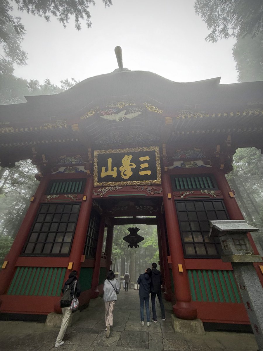 2tone_monkey's tweet photo. 長らく行けてなかった三峰神社さんへ。
霧がかり幻想的な中、参拝と祈祷を受けてきました。ここからさらなる前進を。 https://t.co/pVoAUYimHQ