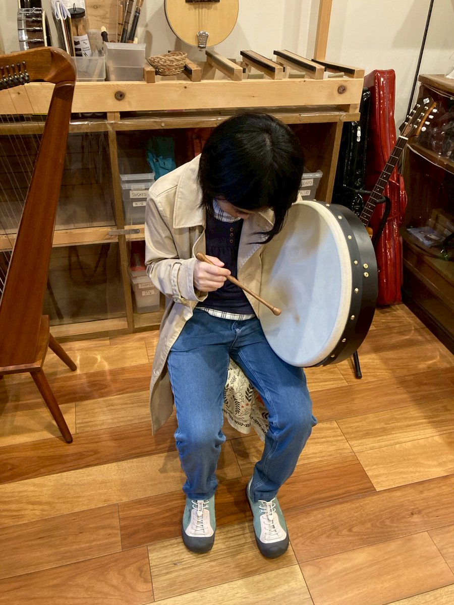 May_eire's tweet photo. 「時間のない国で」内で出会ってから十何年越し、念願のバウロンを手に入れました！
ヤギに変身して逃げ出さないように、しっかり捕まえとかないと🐐
#ケルトの笛屋さん
#ケルティコ https://t.co/iIGYZwZyoE