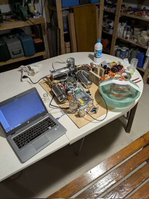 YDurindel's tweet photo. A bottle of osmosed water
A plastic tube
A PEM electrolyser
Two exit ports : O2 and H2
A DIY expandable reservoir for hydrogen
A gas dryer
A gas filter made from silica gel
A membrane pump
A high pressure bottle
A piston pump
A high pressure bottle
A refueling port https://t.co/fqplskIiI5