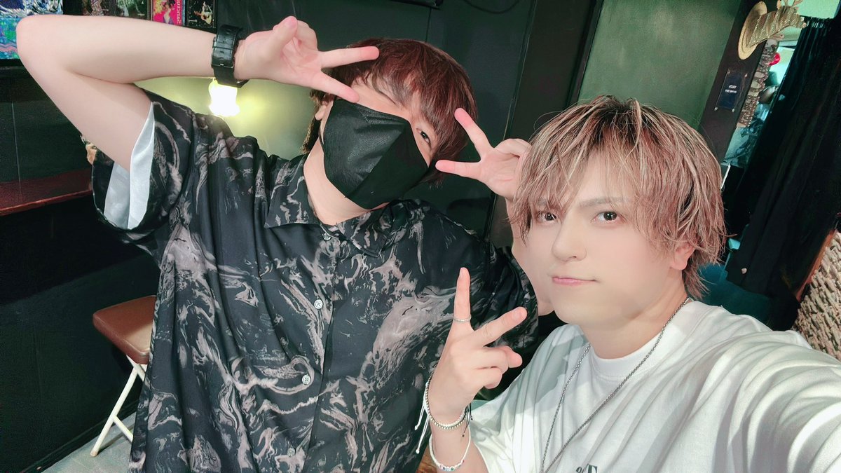 ityouyaku's tweet photo. カケリネアコースティックワンマンのゲスト‼️
ありがとうございました‼️‼️‼️
テンションぶっ壊れながらめちゃめちゃたくさん歌って最高ハッピー‼️‼️‼️‼️
めちゃくちゃ楽しかったマジで‼️‼️‼️‼️
来てくれたひとありがとうすぎる‼️‼️‼️‼️‼️ https://t.co/Xhw9ZoSfN0