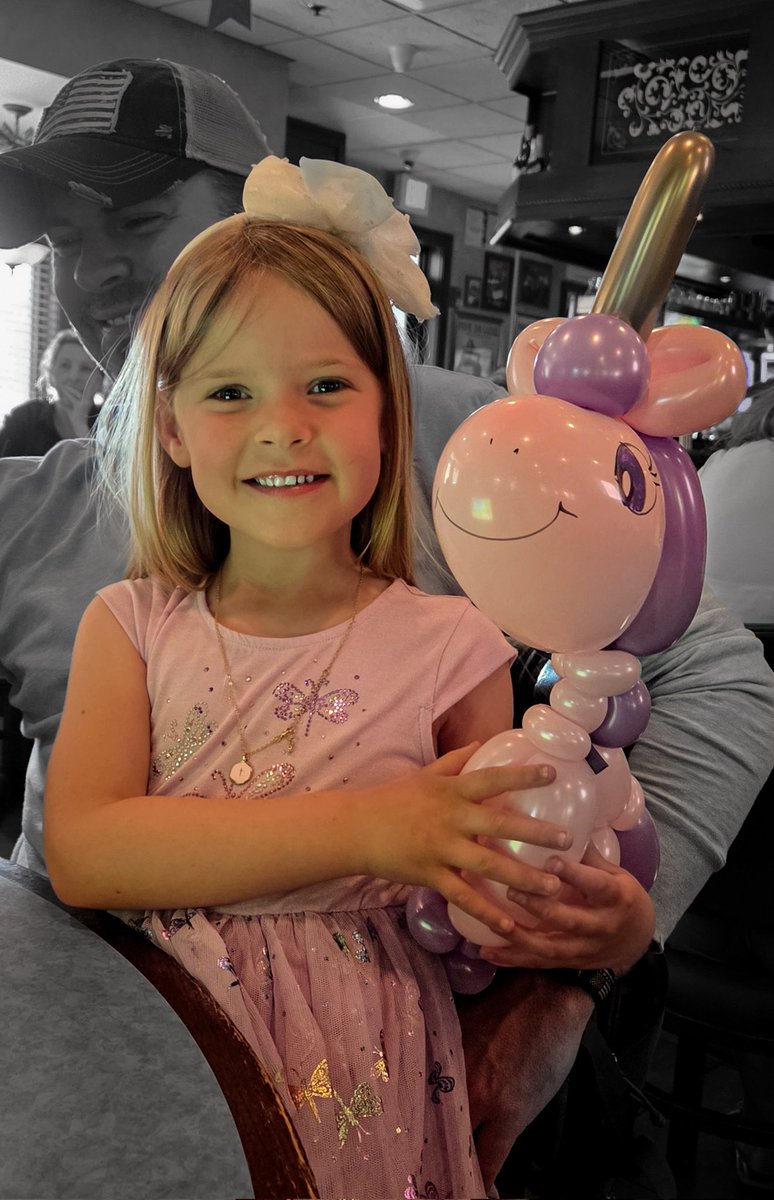 BalloonAnimals's tweet photo. Look at what happens when people receive a balloon from me. A smile appears, and for that moment, the world feels a little brighter.

#sundayvibes #balloonartist #livelittlethings https://t.co/Dq0xoddxVC