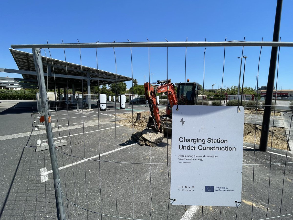 DSchoelens's tweet photo. Agrandissement en cours d'une station #Tesla à Narbonne (Auchan).
Info et photo de Dominique C. sur mon groupe FB

Comme d'hab, ma carte : https://t.co/okT04vr8jF
L'actu des stations sur mon groupe FB : https://t.co/2g1tR9RV3z https://t.co/1BWzbimYWR