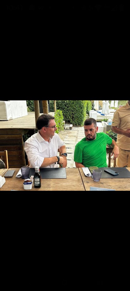 Abreuscr's tweet photo. @allanconta5 Sabe quem é esse ao lado do chefe tráfico????? https://t.co/avXDZ1AV24