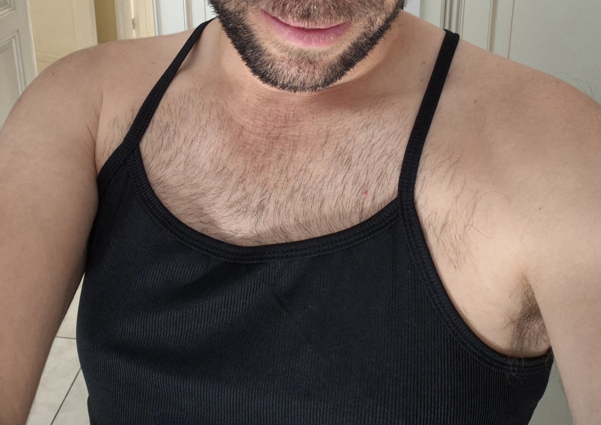 ChiboWamba's tweet photo. Nouveau débardeur, il fait chaud je reste à poil et mon miroir me guette 😋 https://t.co/4lxznvwdDG