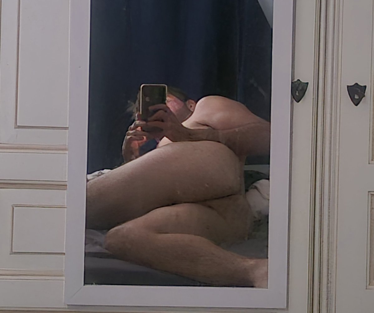 ChiboWamba's tweet photo. Nouveau débardeur, il fait chaud je reste à poil et mon miroir me guette 😋 https://t.co/4lxznvwdDG