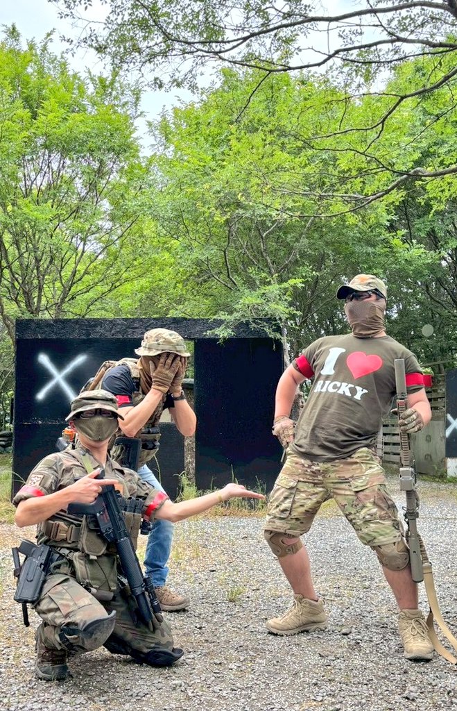 Fc7Ty's tweet photo. #サバゲー
#フロントライン
#mp5sd6
#sigp320
#ポーランド🇵🇱
#手榴弾
#グレネード

安く買えたポーランド軍の迷彩服。
いくばかりか前に買ったけど、

窓のボタンが2つ無いことに今日初めて気付きました。

そのままサバゲーしてました。笑 https://t.co/amvxLMvw0N