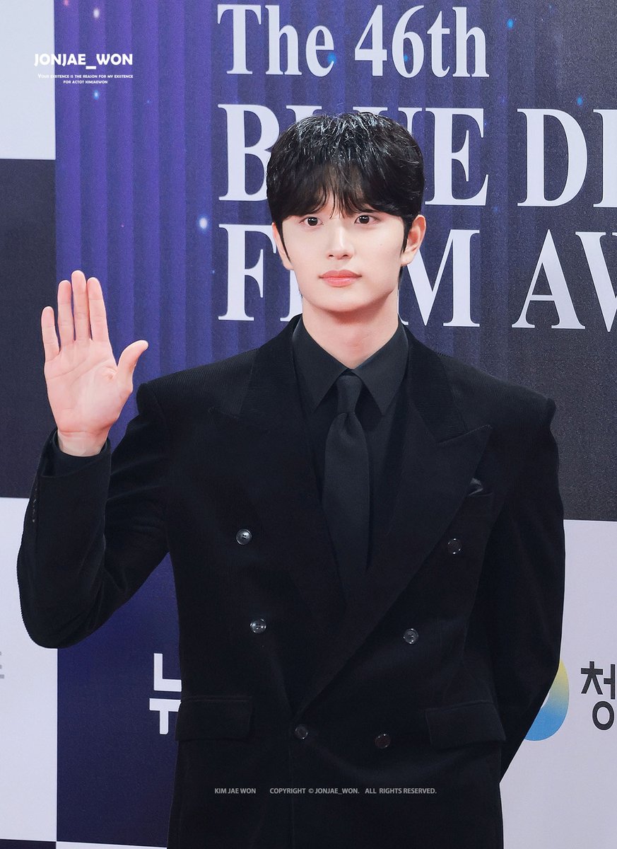 존재 tweet media