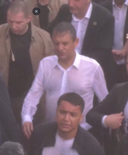 glsmkrmn_chp's tweet photo. Yağmur altında sırılsıklam olmuş.
Bu adamın mücadelesini yenemezsiniz! https://t.co/o9mYz3NND4