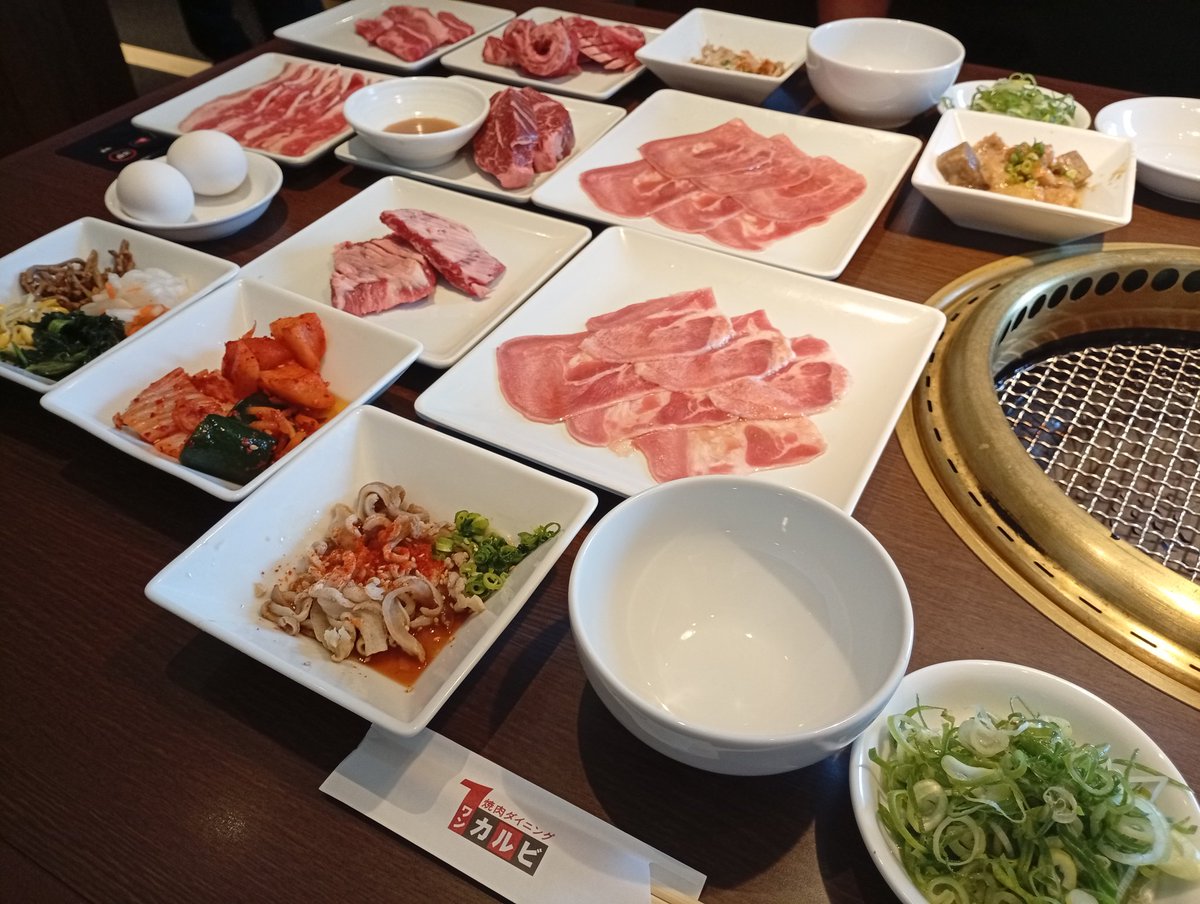 Blue_yo_zef's tweet photo. 誕生日だったので、山盛りのお肉をくらいに行きました！
過去一くらい食べたかな…( *´艸`)
ご飯も石焼きビビンバだけでなく韓国のり卵ご飯や、初めてみた石焼き親子丼とかも…どれも美味しかった😋
〆に冷麺…
デザートにケーキまででてきて！
食べ尽くしました🎶 https://t.co/7akonxKA6L