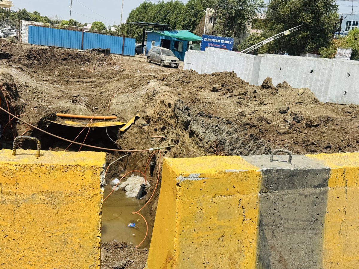 sumit_chetri's tweet photo. Dear @CollectorBhopal @PriyankM_IAS, ongoing road works across the city lack proper planning &amp; clear diversions, turning daily commute into a nightmare for citizens.

Request your urgent intervention to ensure planned traffic arrangements for a safer &amp; easier way back home. https://t.co/K8cmfLw4s2