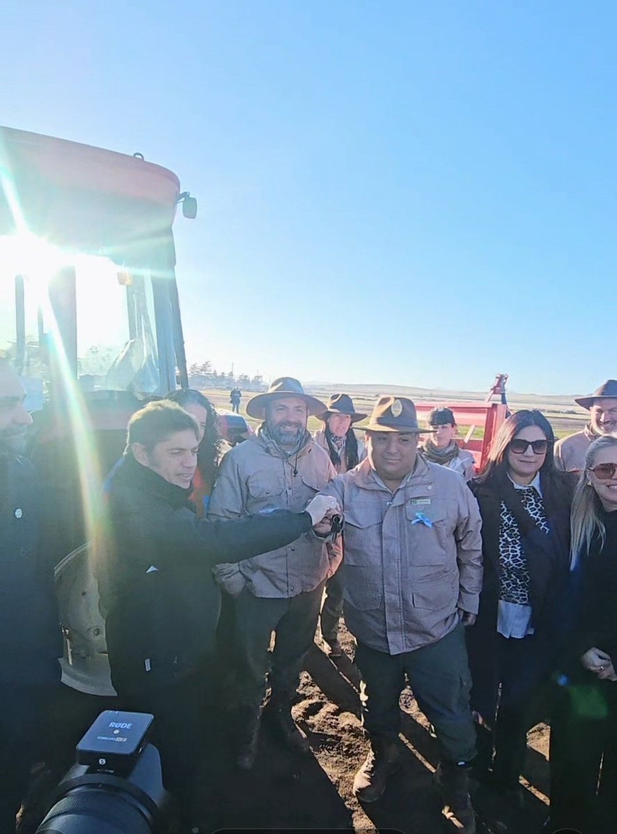 diego_fatone's tweet photo. Ayer acompañamos al gobernador @Kicillofok  a la entrega de 48  casas , un tractor . material y ropa para el parque provincial torquinst y un camión de recolección @TornquistMun  @MinHabitatPBA https://t.co/djg4QWlDw7