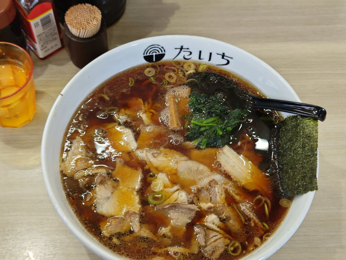 PCS_pasteldream's tweet photo. 長岡、たいちで正油チャーシュー大盛。洗面器健在なり。相変わらずチャーシュー山盛りなんだが、麺とのバランスを取るなら特盛でないとダメな気がするw https://t.co/8RY5ONOgZJ