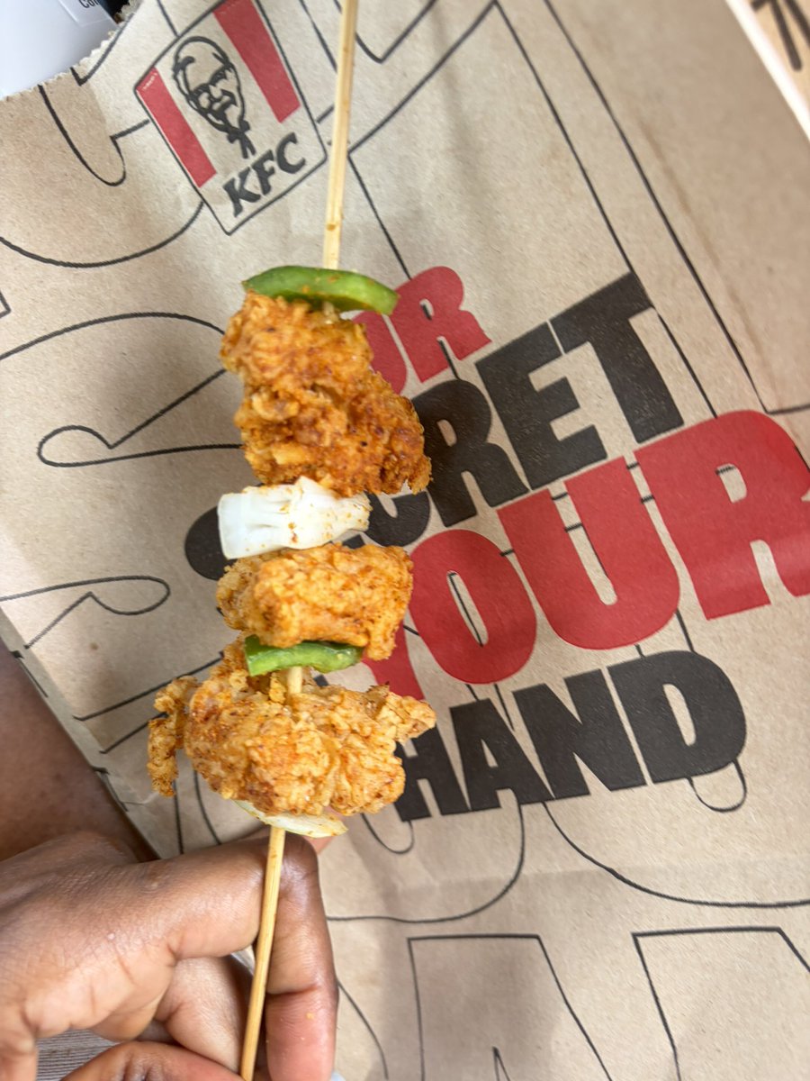 Mzdelah's tweet photo. KFC chichinga 50gh 
📍Haatso 
Perfect spice level but the chichinga pepper doesn’t have the Ghanaian authenticity, it tasted like pepper and salt with a pinch of the actual one. chicken is not as crunchy as advertised.  this had the texture of battered fried octopus. it was served Cold, very salty, good thing was the fries weren’t salted and was hot so I paired to balance the taste and temperature.  It took me 20 minutes at the drive thru,  there was no car in front of me.