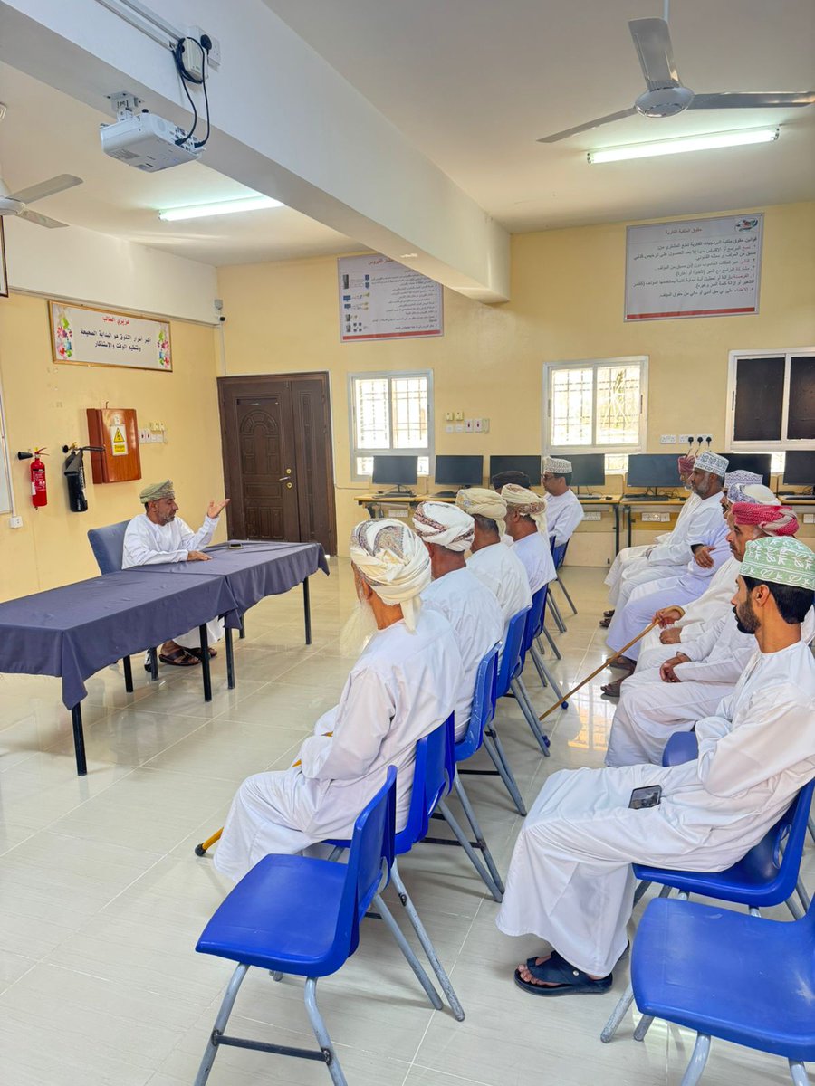 albraa_school's tweet photo. عقد مدير المدرسة أ. مصبح بن طالب الشكيلي اجتماعًا مع سائقي الحافلات لمناقشة خطة سير نقل الطلبة خلال أيام الاختبارات النهائية، بما يضمن الانضباط وسلامة الطلبة وانتظام وصولهم في الوقت المحدد. وأكد الاجتماع أهمية التعاون والالتزام بالتعليمات لتحقيق بيئة تنظيمية آمنة وميسّرة للجميع. https://t.co/p4dmFoyWPg