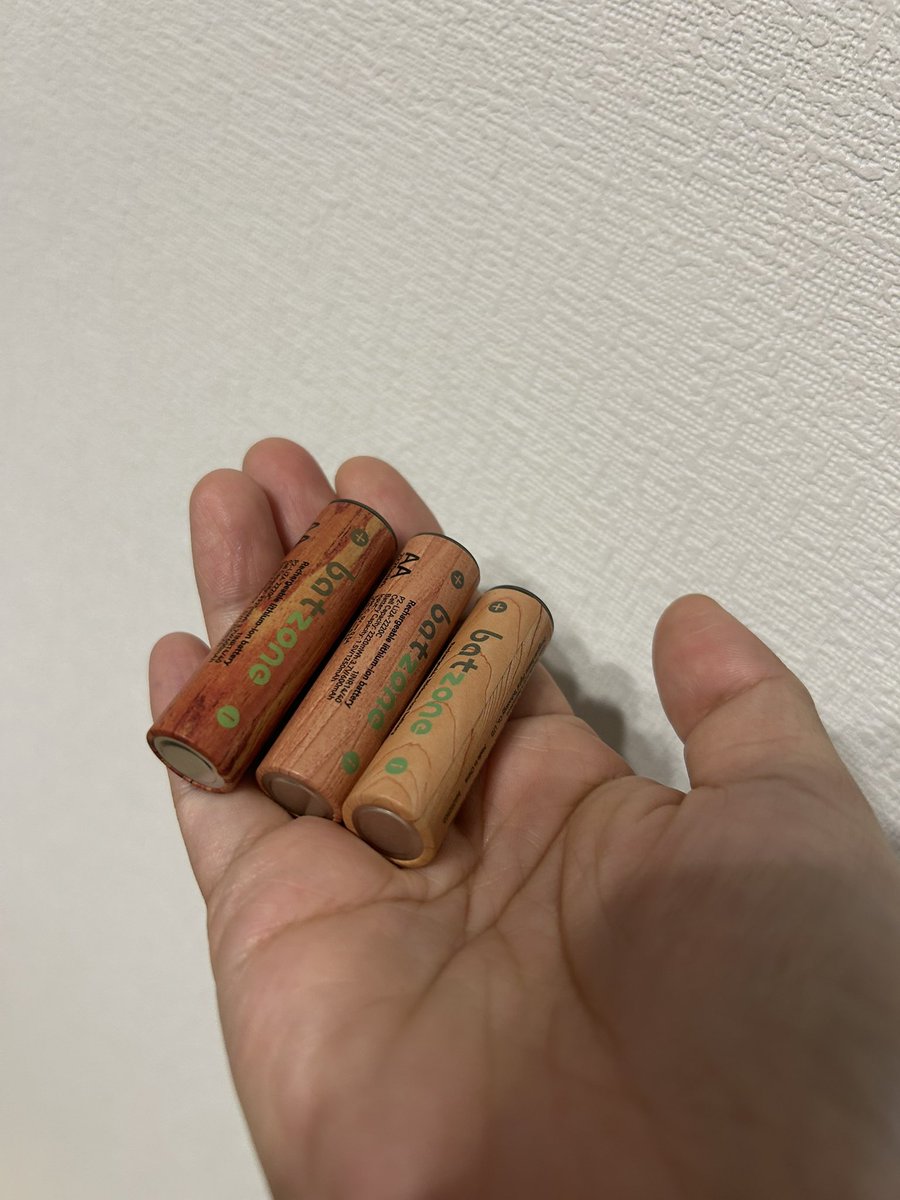 yozzeko's tweet photo. 子育てママにかかせない
電池🔋
特に単3電池は必須❣️

その電池を使い捨てない、という選択肢があったー👏

badzoneリチウム充電池単3電池💡
USB Type-Cを直挿しで充電可能
付属のケーブル以外でも充電可能🔌
モバイルバッテリー等からも充電可能🌟🌟
約1000回繰り返し使用可能でコストパフォーマンスに優れ、環境にもやさしいのは
嬉しい☺️
安定出力の定電圧1.5V設計で、電圧変動による機器の不具合を防止 高集積ICチップによる過充電・過放電・温度保護・短絡防止機能を搭載 10分の充電でPCマウス約1週間使用可能💖
JBRCに加入しているため、破棄する際は自治体や家電量販店などの回収BOXでリサイクル♻️してくれます(o^^o)
大手量販店でも販売されているから安心

https://t.co/JSDKo7KSLw

#pr #インフルエンサーワークス #batzone #充電池
