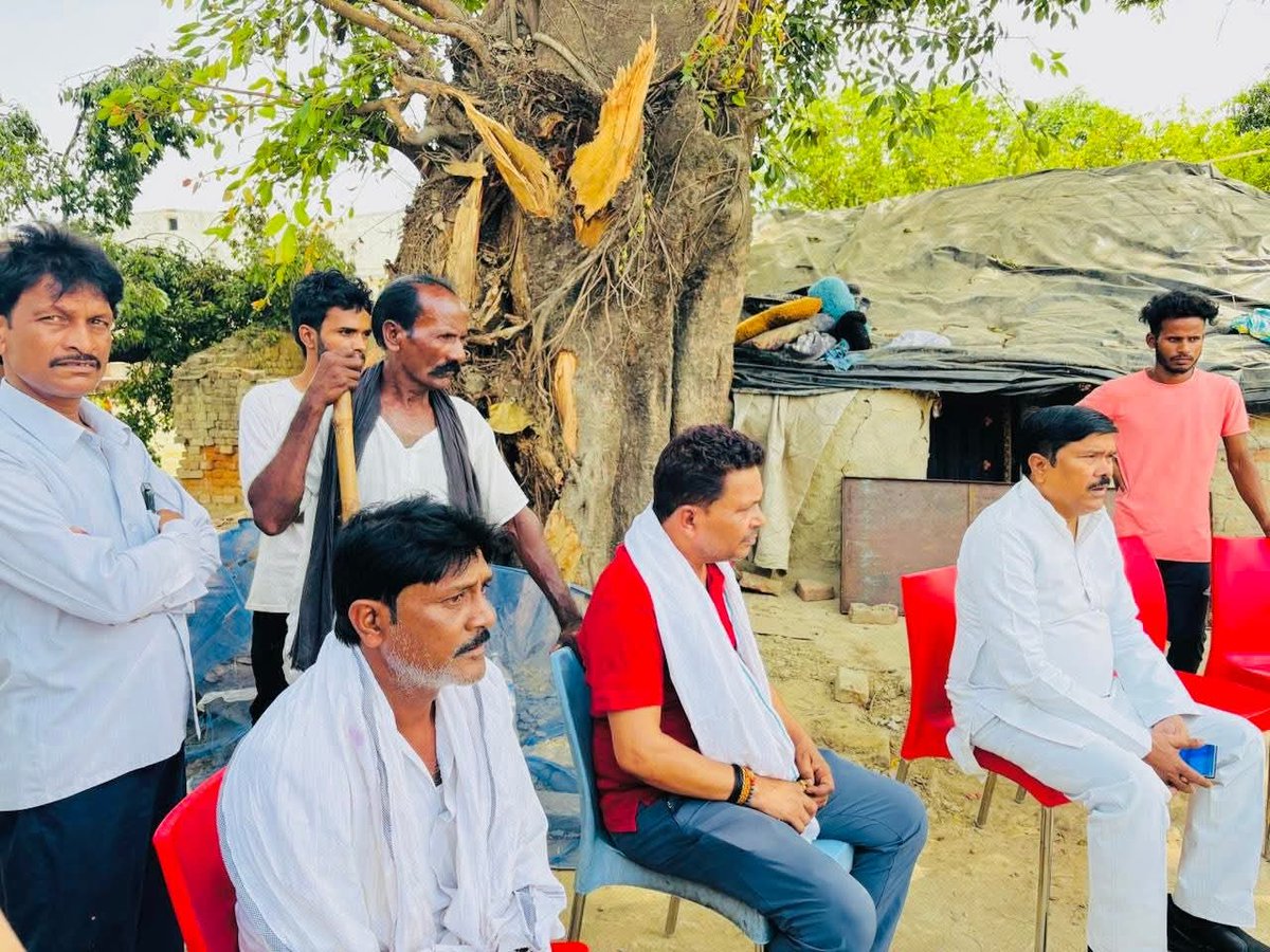 RakeshVermaSP's tweet photo. विधानसभा #कुर्सी #बाराबंकी के फतेहपुर-महमूदाबाद रोड स्थित ग्राम झांसा में सड़क दुर्घटना में श्री नीरज चौहान एवं उनके तीन मासूम बच्चों की आकस्मिक निधन तथा उनकी पत्नी के घायल होने की सूचना प्राप्त होने पर आज उनके निवास पहुंचकर शोकाकुल परिवार से मिलकर शोक संवेदना व्यक्त की! https://t.co/NtdaQ9ZQVr