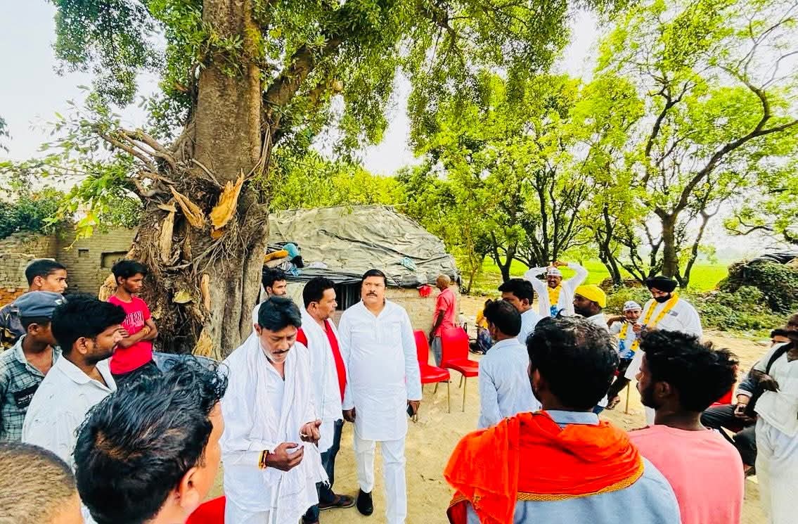 RakeshVermaSP's tweet photo. विधानसभा #कुर्सी #बाराबंकी के फतेहपुर-महमूदाबाद रोड स्थित ग्राम झांसा में सड़क दुर्घटना में श्री नीरज चौहान एवं उनके तीन मासूम बच्चों की आकस्मिक निधन तथा उनकी पत्नी के घायल होने की सूचना प्राप्त होने पर आज उनके निवास पहुंचकर शोकाकुल परिवार से मिलकर शोक संवेदना व्यक्त की! https://t.co/NtdaQ9ZQVr