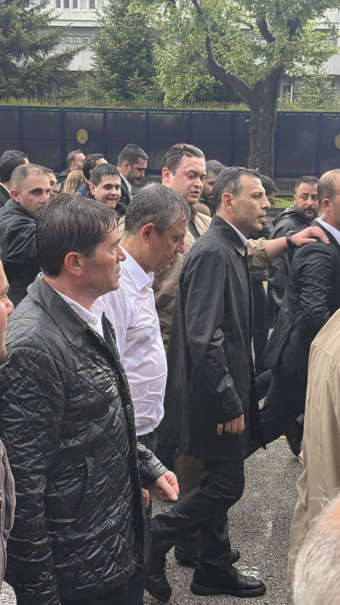 tuncaytarkin's tweet photo. Yürüyoruz ıslandık ama yılmıyoruz #CHPÖzgürÖzel https://t.co/Rj3IPAaSNF