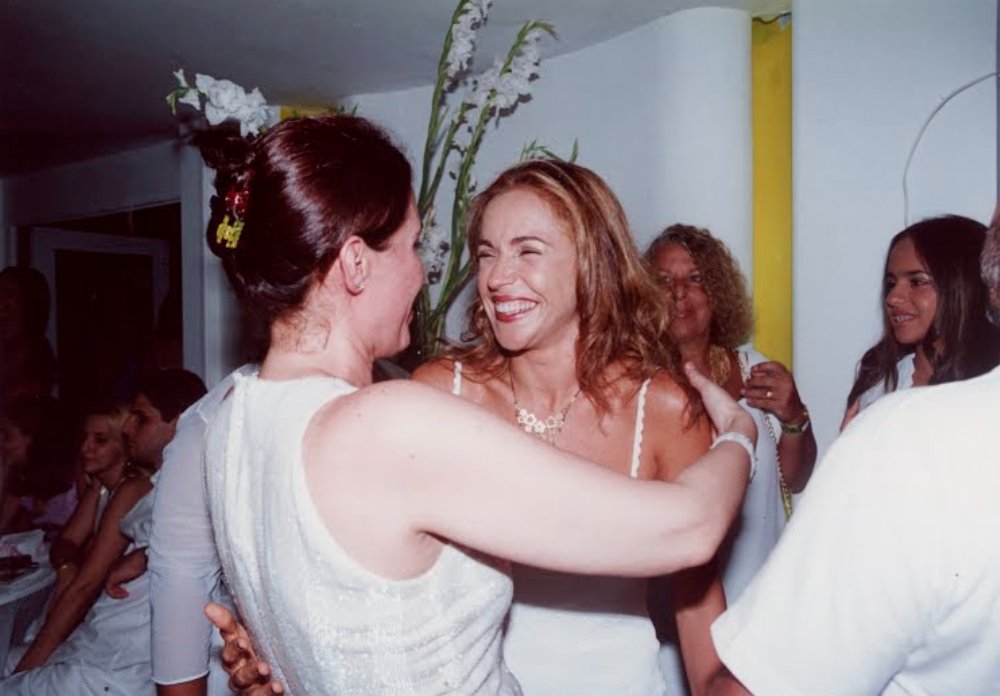 acervomercury's tweet photo. daniela mercury e flora gil no show de reveillon 2002 no farol da barra https://t.co/nXMtPCHAcl