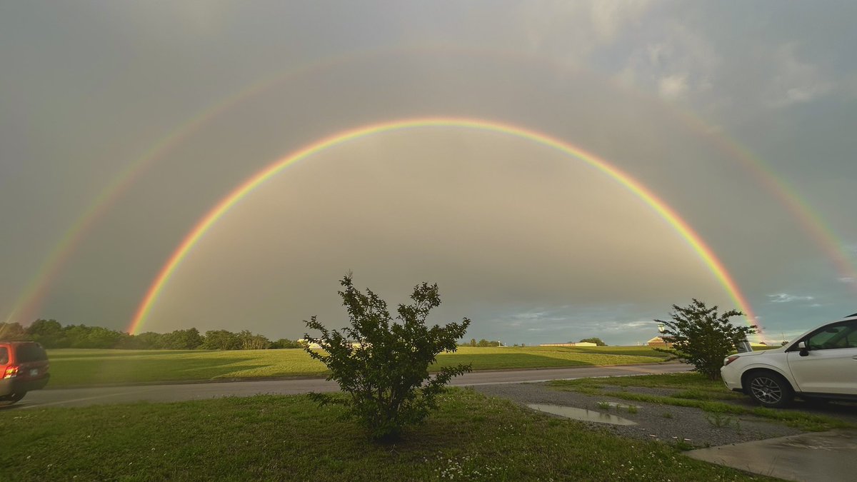 X_ac_'s tweet photo. ♾️💚♾️

🌧️🌈✨🌧️

Wish I could accurately describe this rainbow.. and obviously pictures won’t do it full justice either

I was so sure a portal was opening up in the sky when I stepped outside my front door yesterday https://t.co/V0i4zcciri